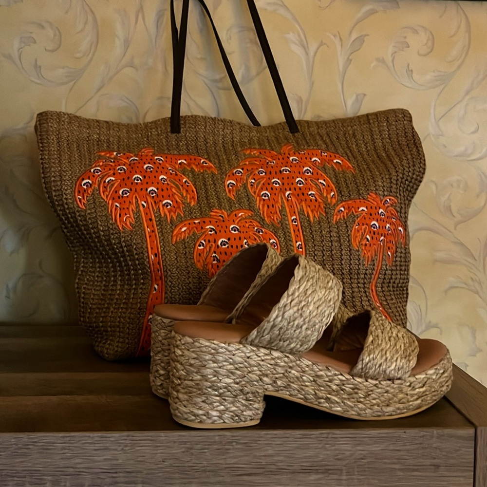 ☀️ 2 piece Set of Vera Bradley beach bag and Beach brand shoes size 9